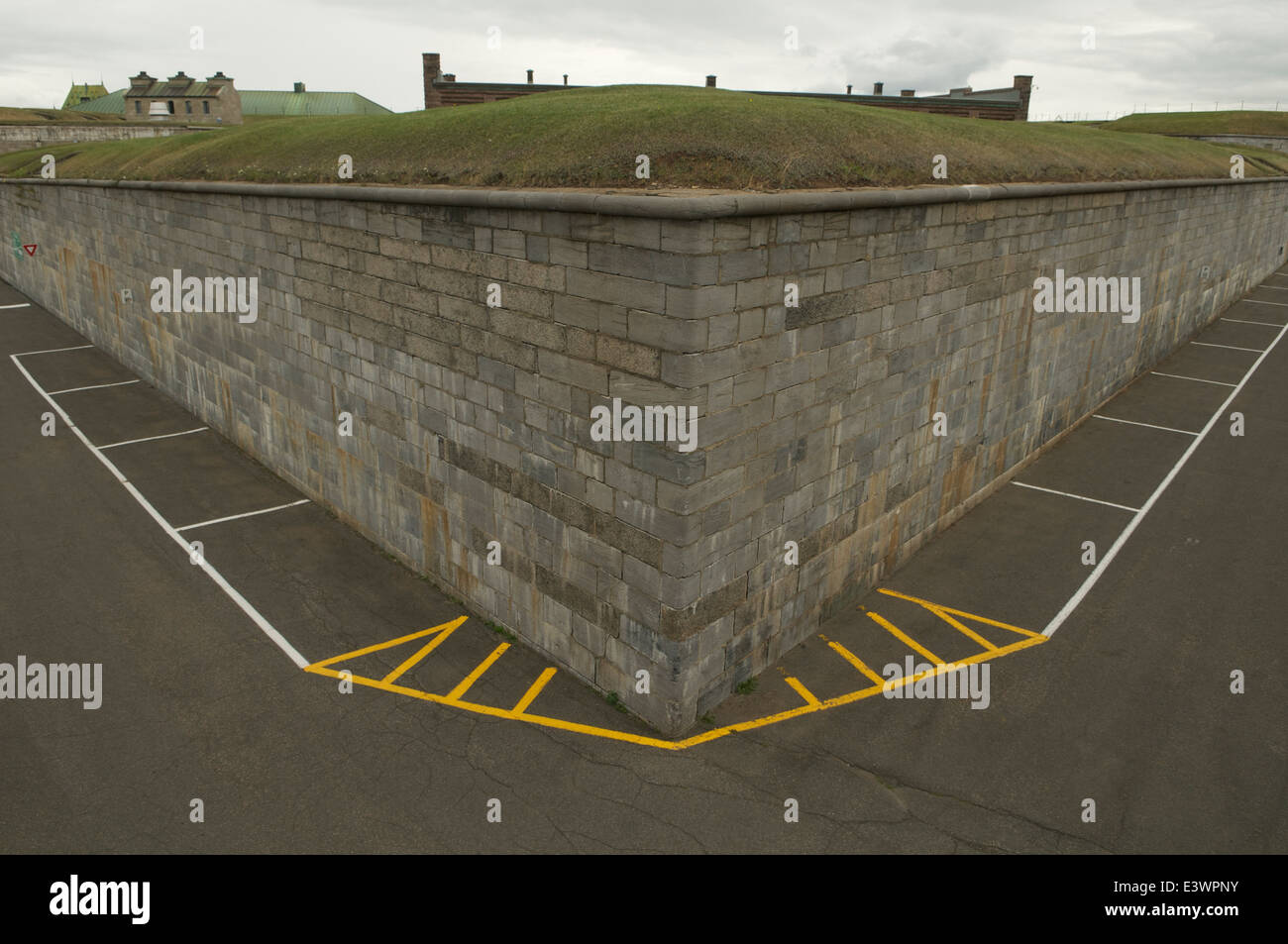 Linee di parcheggio intorno alla base di fortificazioni a Quebec City è la Cittadella, Canada. Foto Stock