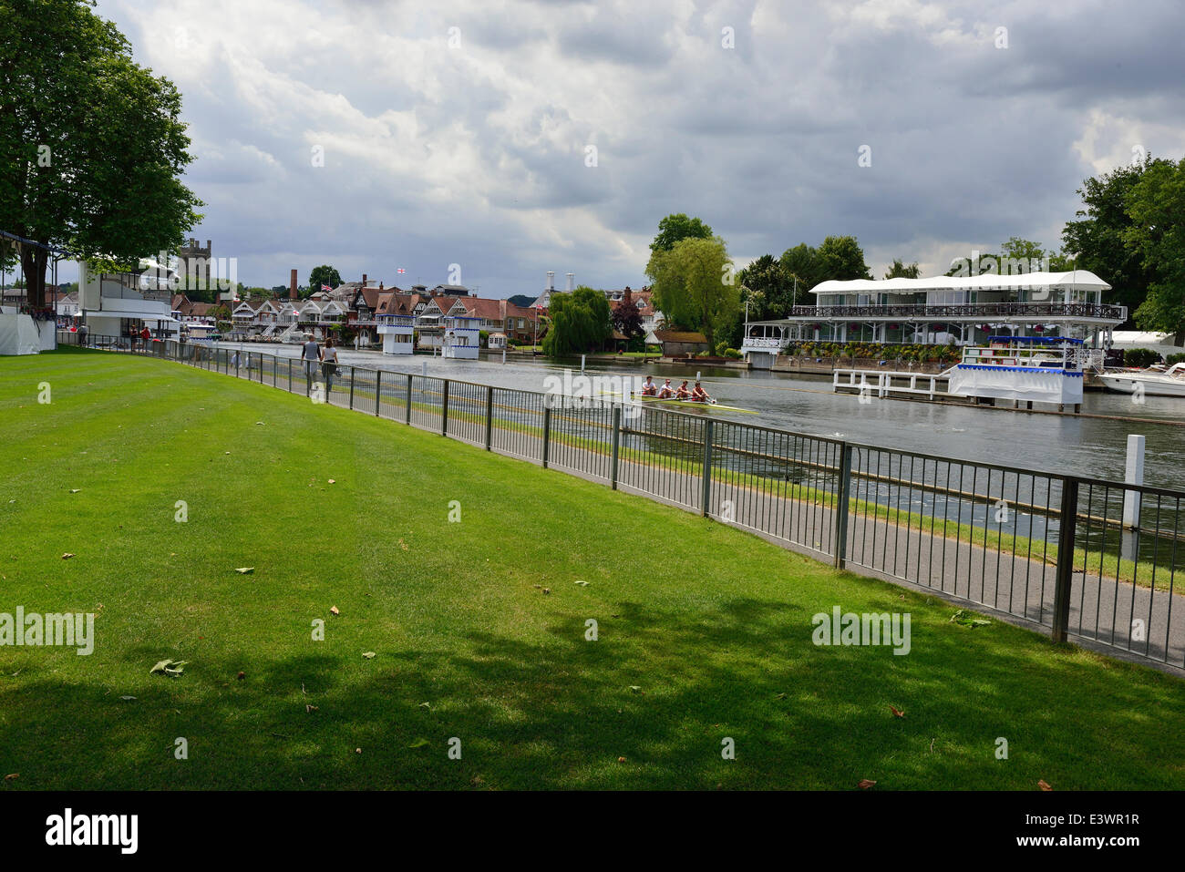 Giorno di pratica lunedì prima dell'inizio dell'Henley Royal Regatta mercoledì .La scena è impostata per un elevato calibro Royal Henley Regatta, celebra il 175° anniversario della prima regata in 1839, con molti campioni olimpici e mondiali provenienti da tutto il mondo che partecipano. Foto Stock