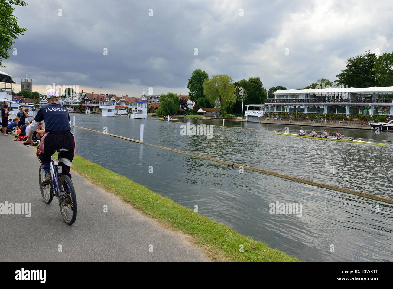 Henley-on-Thames, Oxfordshire, Regno Unito. Il 30 giugno, 2014. Giorno di pratica lunedì prima dell'inizio dell'Henley Royal Regatta mercoledì .La scena è impostata per un elevato calibro Royal Henley Regatta, celebra il 175° anniversario della prima regata in 1839, con molti campioni olimpici e mondiali provenienti da tutto il mondo che partecipano. Credito: Gary Blake/Alamy Live News Foto Stock