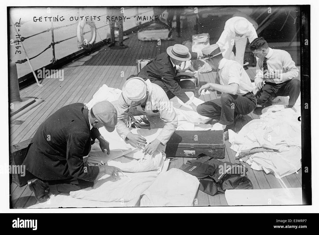 Questa immagine raffigura i preparativi per la USS Maine (BB-10), una corazzata pre-dreadnought della Marina degli Stati Uniti. Mostra l'equipaggio della nave mentre si preparava per il servizio navale, riflettendo lo stile di vita navale dei primi anni del XX secolo. Foto Stock Questa immagine raffigura i preparativi per la USS Maine (BB-10), una corazzata pre-dreadnought della Marina degli Stati Uniti. Mostra l'equipaggio della nave mentre si preparava per il servizio navale, riflettendo lo stile di vita navale dei primi anni del XX secolo. Foto Stock