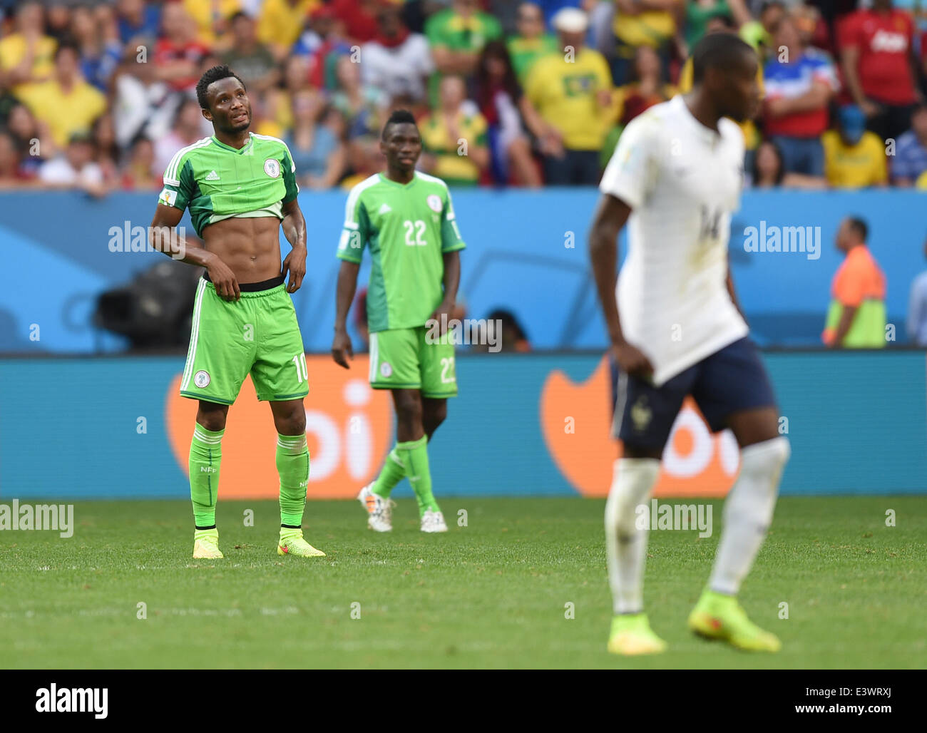 Brasilia, Brasile. Il 30 giugno, 2014. John Obi Mikel (L) e Kenneth Omeruo (C) della Nigeria reagiscono durante la Coppa del Mondo FIFA 2014 round di 16 Corrispondenza tra la Francia e la Nigeria al Estadio National Stadium di Brasilia, Brasile, il 30 giugno 2014. Credito: dpa picture alliance/Alamy Live News Foto Stock