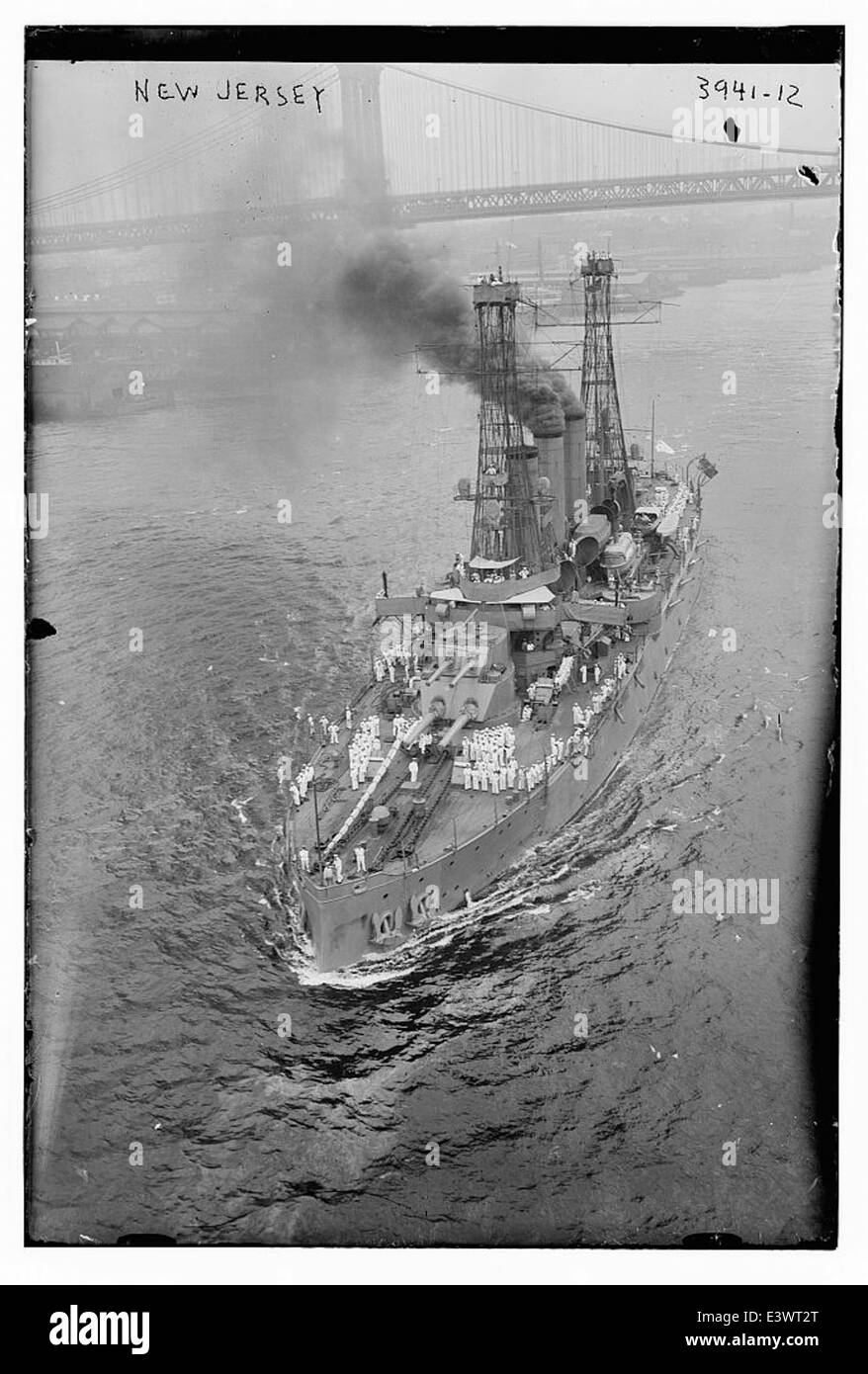 La BB-16 USS New Jersey, una corazzata pre-dreadnought, presenta un'esclusiva struttura a traliccio. Questi montanti erano essenziali per supportare i sistemi di comunicazione e il radar della nave durante il suo servizio. La nave fa parte della storia della Marina degli Stati Uniti e ha un ruolo significativo nella guerra navale all'inizio del XX secolo. Foto Stock La BB-16 USS New Jersey, una corazzata pre-dreadnought, presenta un'esclusiva struttura a traliccio. Questi montanti erano essenziali per supportare i sistemi di comunicazione e il radar della nave durante il suo servizio. La nave fa parte della storia della Marina degli Stati Uniti e ha un ruolo significativo nella guerra navale all'inizio del XX secolo. Foto Stock