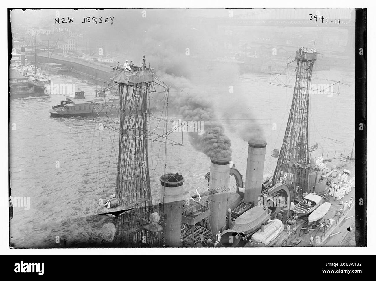 Questa immagine mostra la USS New Jersey (BB-16), una corazzata Pre-Dreadnought. La foto evidenzia caratteristiche chiave come l'albero a gabbia, il nido di corvo e l'albero a reticolo, catturando un momento significativo nella storia navale durante l'inizio del XX secolo. Foto Stock Questa immagine mostra la USS New Jersey (BB-16), una corazzata Pre-Dreadnought. La foto evidenzia caratteristiche chiave come l'albero a gabbia, il nido di corvo e l'albero a reticolo, catturando un momento significativo nella storia navale durante l'inizio del XX secolo. Foto Stock