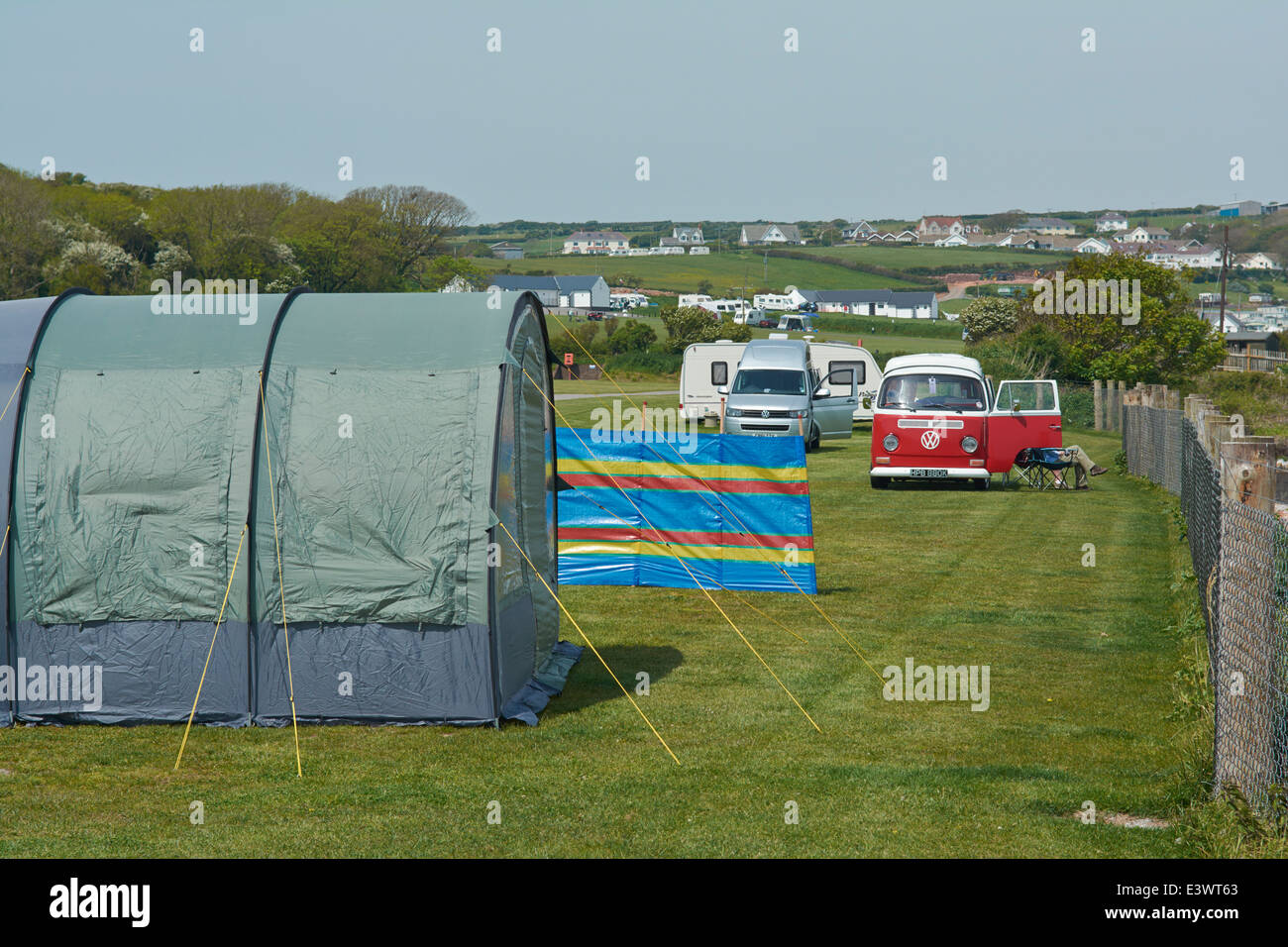 Tende e camper - Port Eynon, Wales, Regno Unito Foto Stock