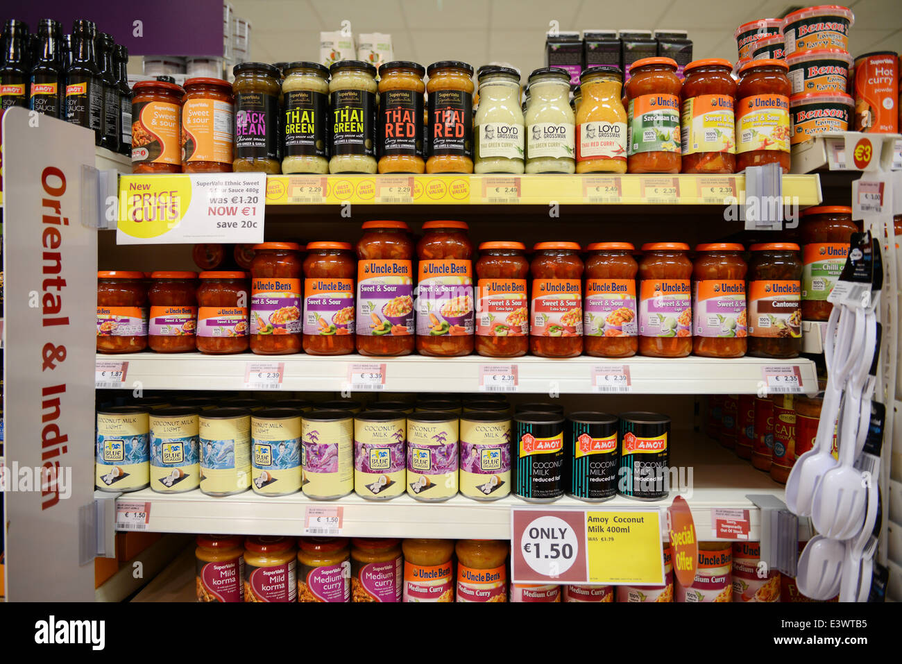Orientale e degli alimenti indiani su uno scaffale di supermercato Foto Stock