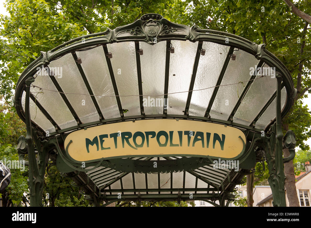 La tettoia vetrata della metropolitana la stazione della metropolitana di abbesses di parigi francia Foto Stock