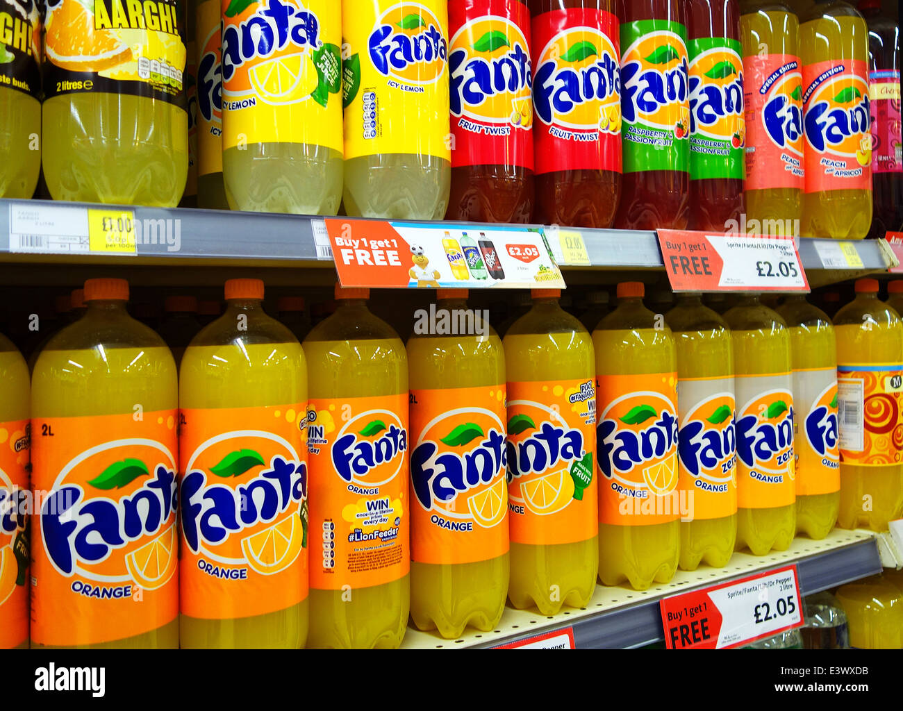 Bottiglie di bevande analcoliche in un supermercato uk Foto Stock