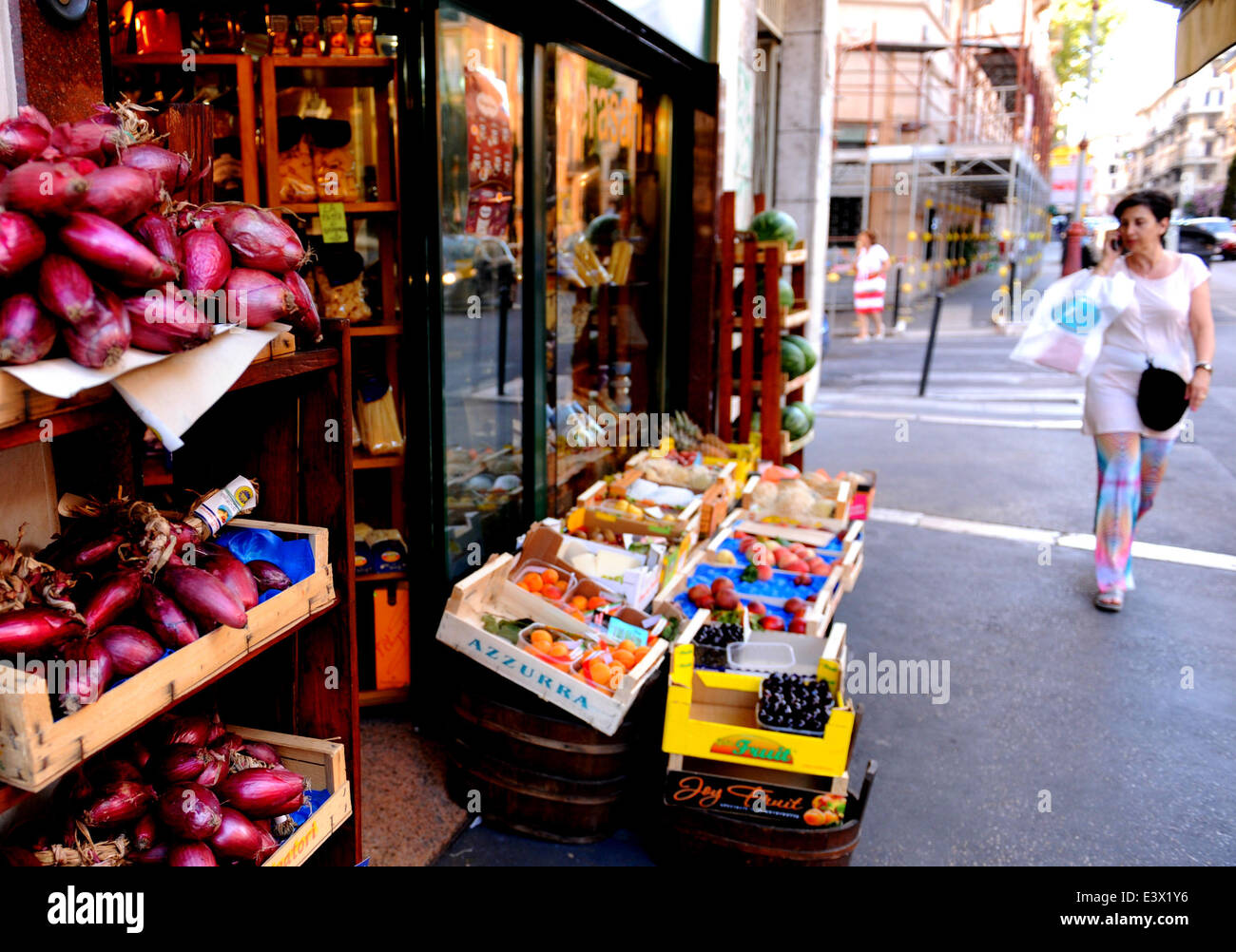 Roma, Italia. Il 30 giugno, 2014. Un residente passa da una frutta e verdura in stallo roma, Italia, il 30 giugno 2014. Dati dalla nazionale italiana agenzia statistiche Istat ha dimostrato che l'inflazione in Italia è stata di 0,3% nel mese di giugno il record più basso dal mese di ottobre 2009. Un basso tasso di inflazione figura che indica molto debole domanda interna ha attivato su tutto il territorio nazionale le preoccupazioni su economia italiana. © Xu Nizhi/Xinhua/Alamy Live News Foto Stock
