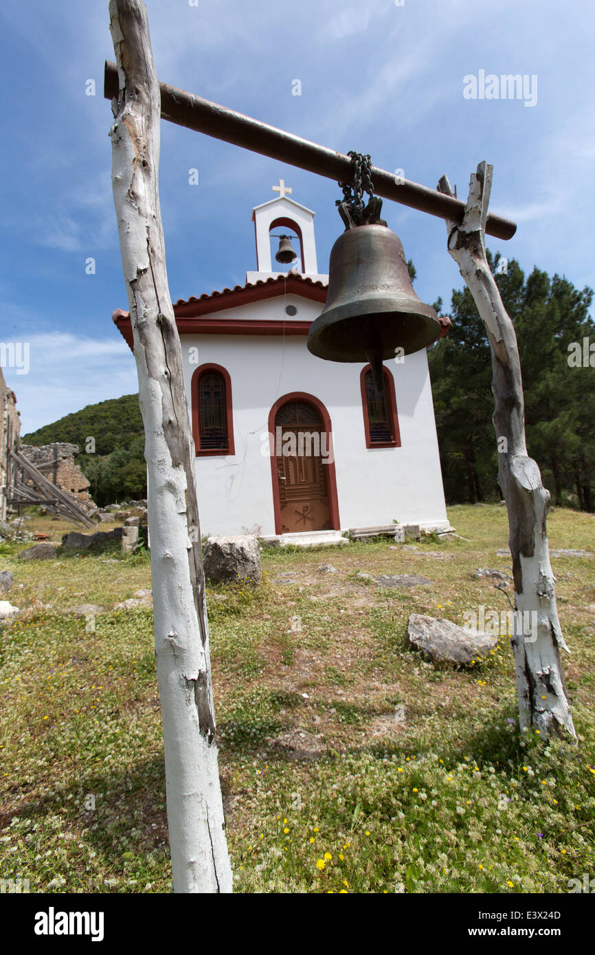 Comune di Sami, Cefalonia. La campana e la facciata ovest della chiesa moderna a Agia Fanentes Cittadella, nell antica stesso. Foto Stock