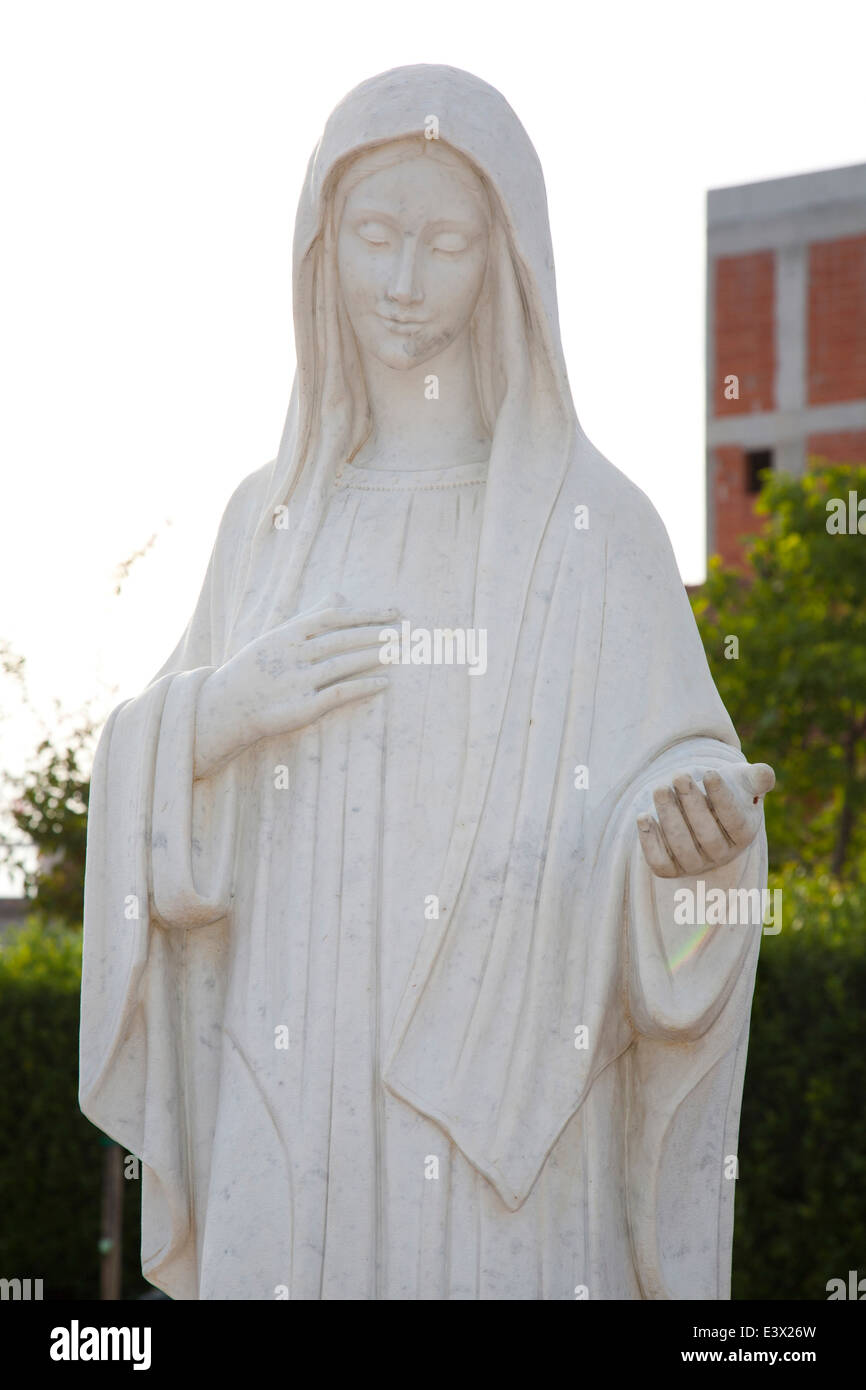 La statua della Madonna, st. James Church, Medugorje, Bosnia e Erzegovina, europa Foto Stock