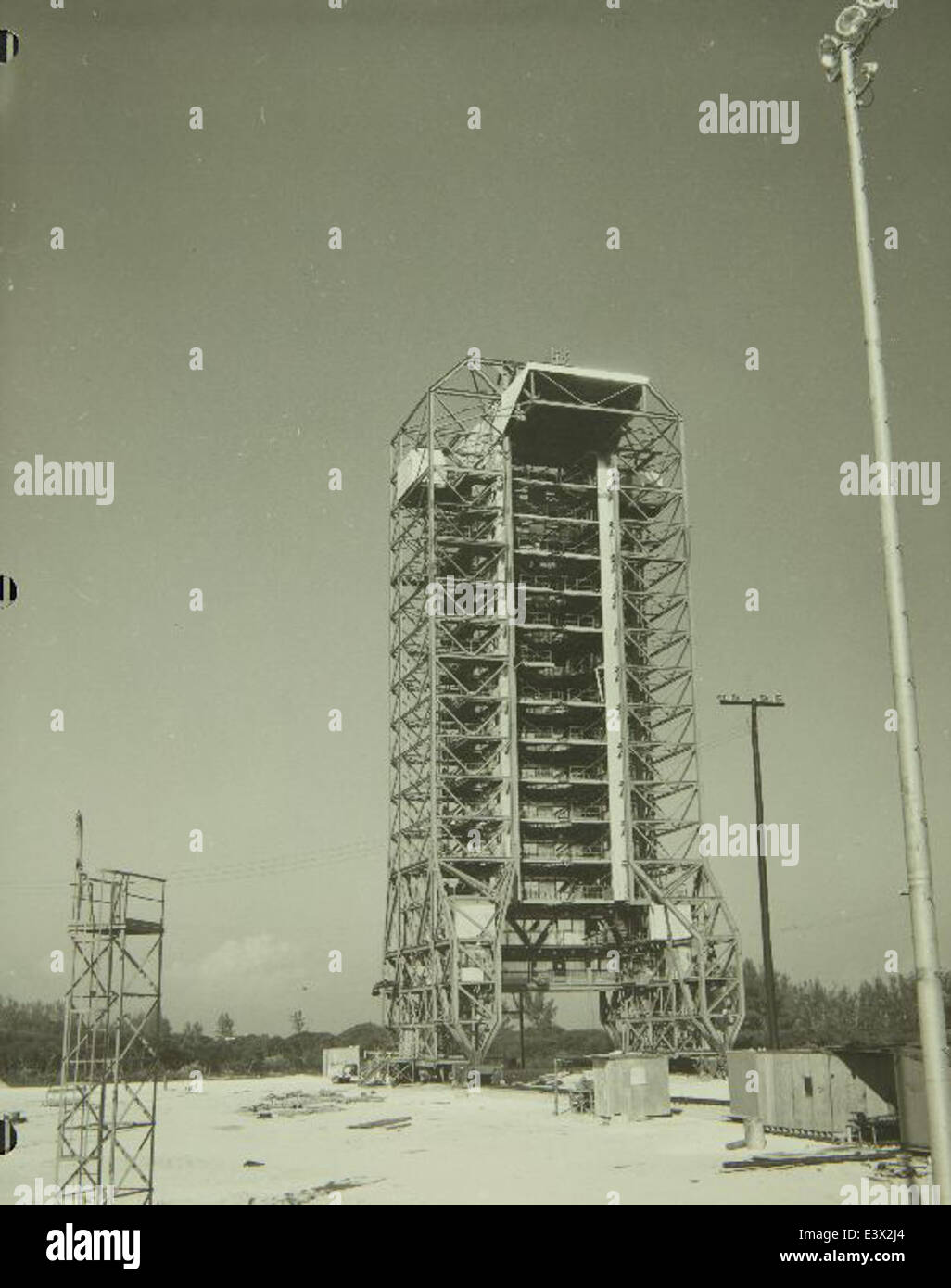 Il Complext 36 di Cape Canaveral mostra un momento significativo nella corsa allo spazio. Questo veicolo, sviluppato da Convair e General Dynamics, contribuì all'evoluzione del programma di razzi Atlas e giocò un ruolo nelle prime missioni spaziali. Foto Stock Il Complext 36 di Cape Canaveral mostra un momento significativo nella corsa allo spazio. Questo veicolo, sviluppato da Convair e General Dynamics, contribuì all'evoluzione del programma di razzi Atlas e giocò un ruolo nelle prime missioni spaziali. Foto Stock