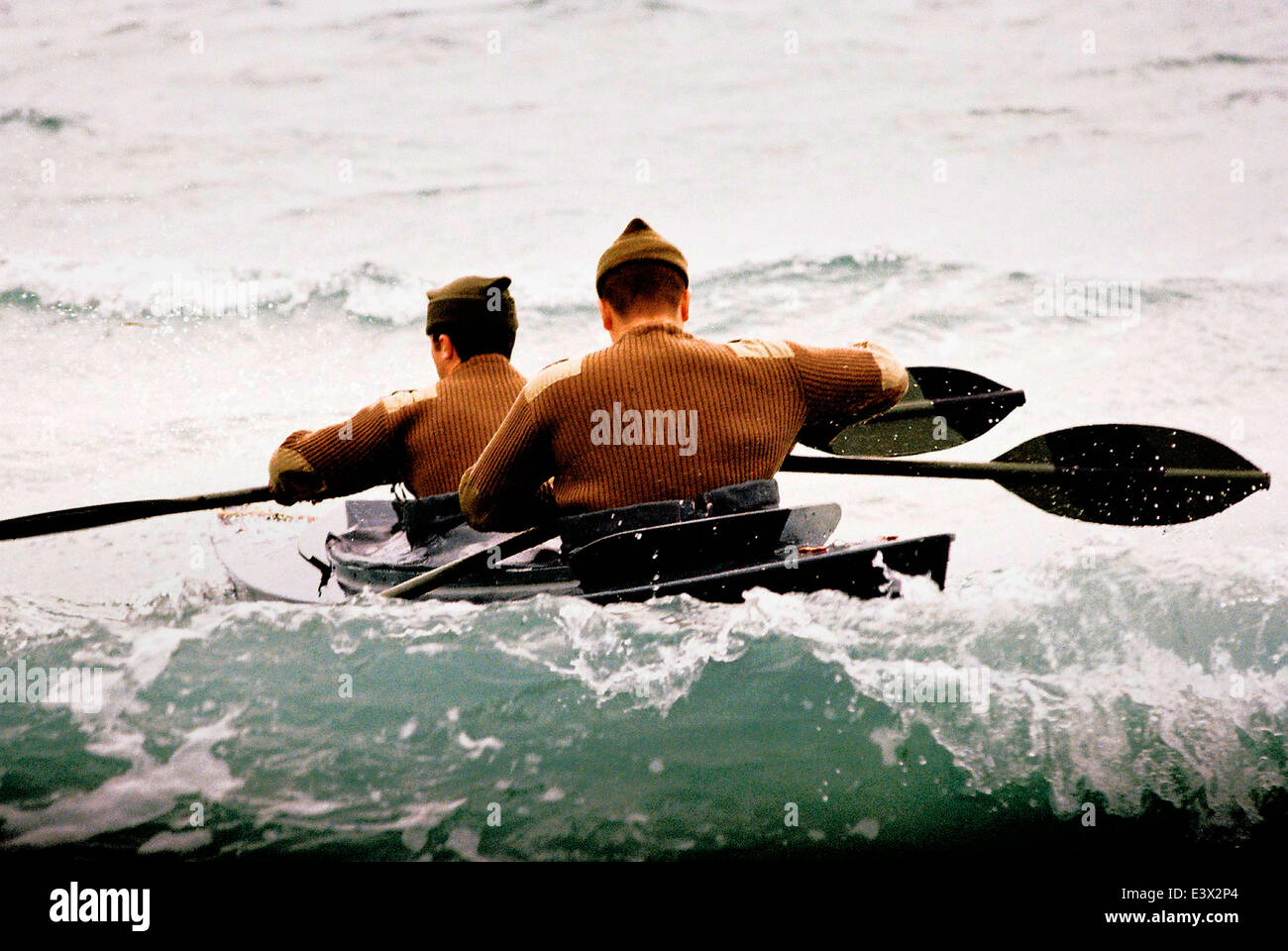 AJAXNETPHOTO 16 OTTOBRE 2007, EASTNEY, PORTSMOUTH, INGHILTERRA. - COCKLESHELL HEROES - UNA DELLE DUE REPLICHE DI CANOE USATE DAI COMMANDOS NEL 1942 PER UN RAID SU BORDEAUX. FOTO;JONATHAN EASTLAND/AJAX Foto Stock