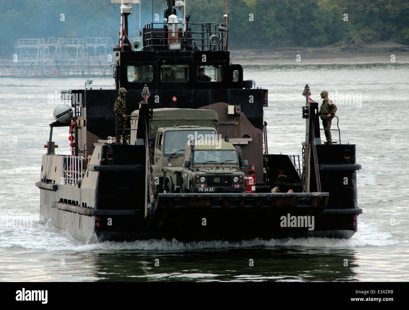 Assalto anfibio - Royal Marine Commando dimostrano una spiaggia assalto di testa con una landing CRAFT. Foto;JONATHAN EASTLAND/AJAX Foto Stock