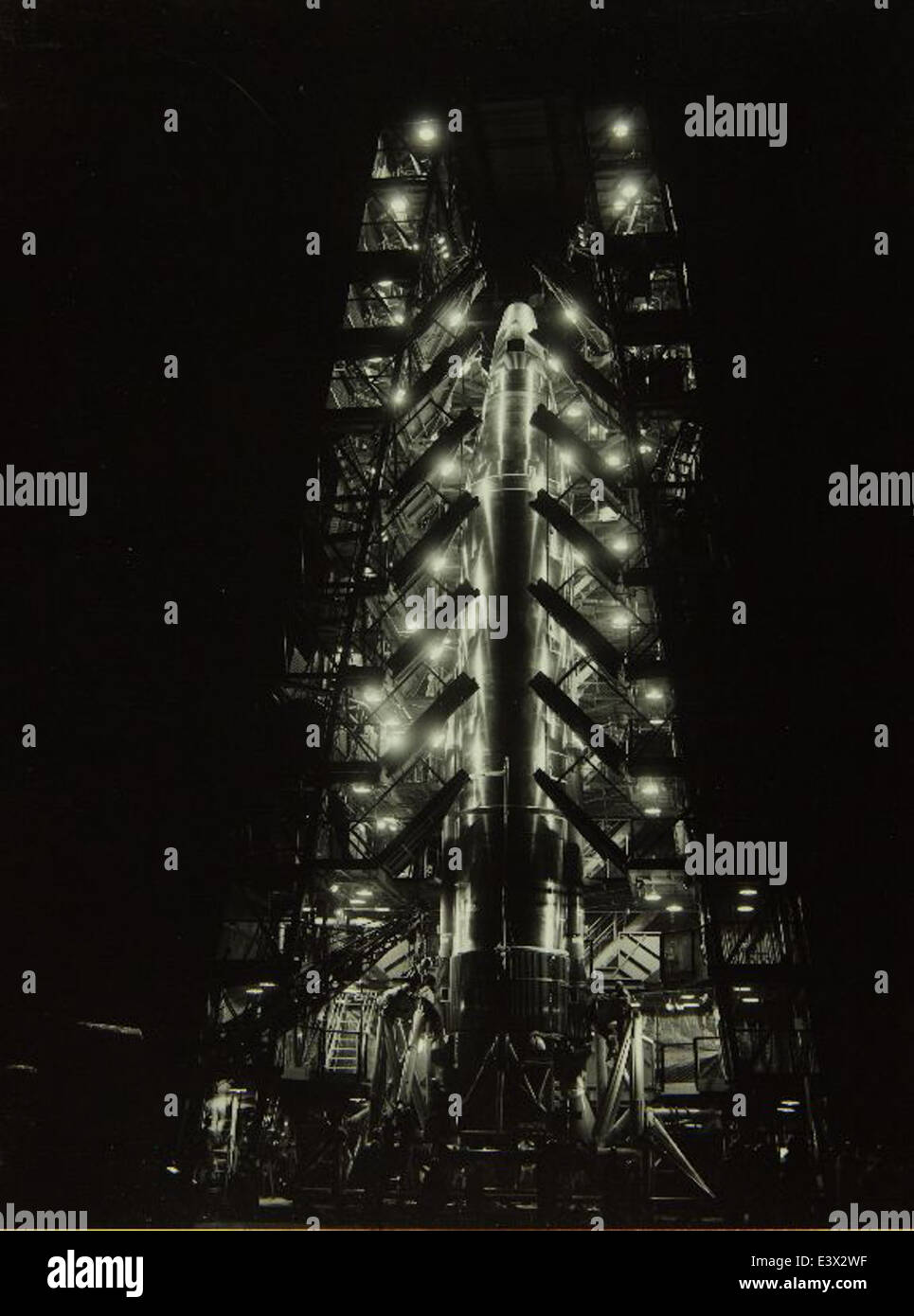 Le foto del Sycamore Canyon catturano il Convair/General Dynamics Atlas Lifting Body, che fu una parte fondamentale dello sviluppo di programmi spaziali negli anni '1960 Queste immagini documentano i voli di prova e le innovazioni aerospaziali realizzate durante questo periodo. Foto Stock