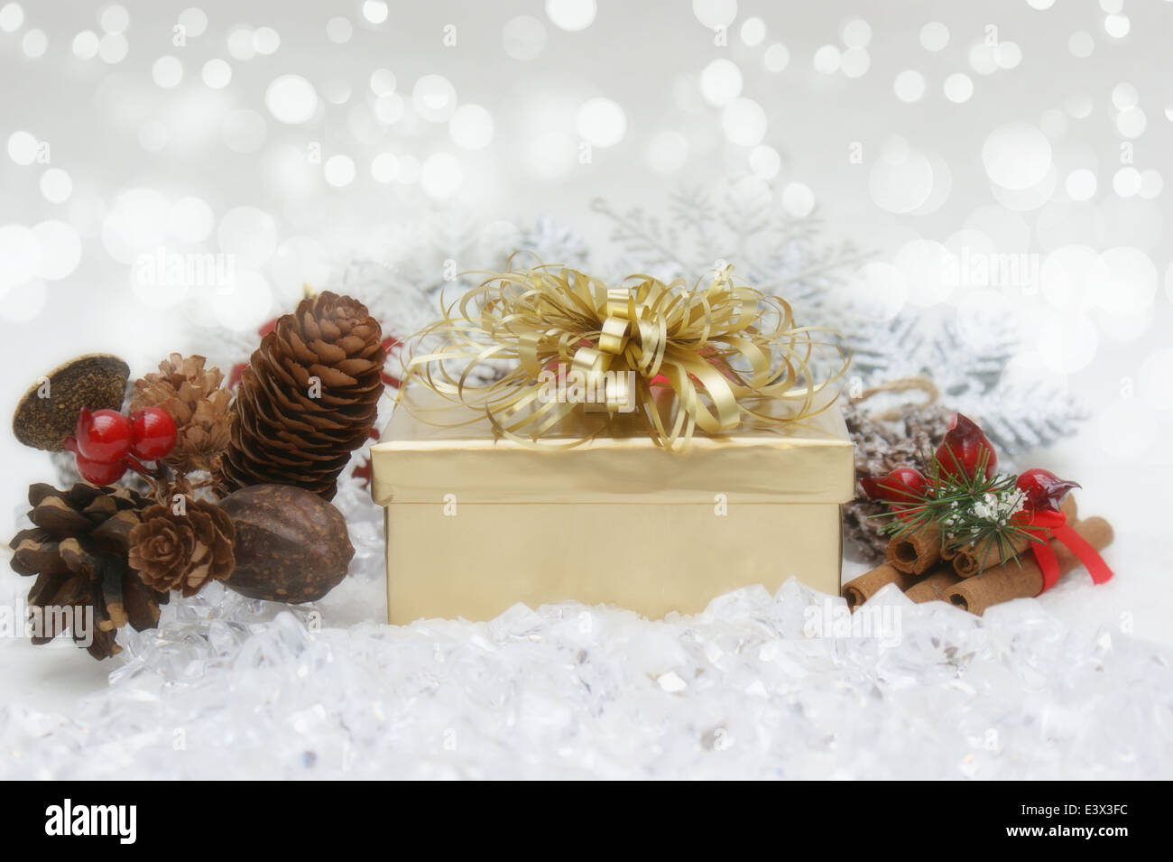 Sfondo di natale con regalo in neve Foto Stock