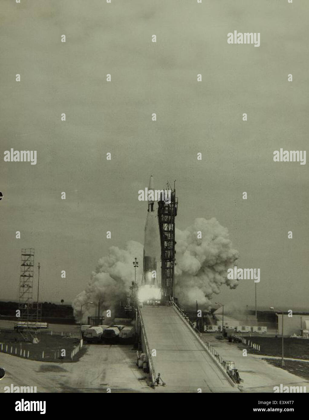 Questa immagine mostra il sistema a razzo Convair/General Dynamics Atlas con il veicolo spaziale Ranger, utilizzato per l'esplorazione spaziale negli anni '1960 Il sistema ha svolto un ruolo chiave nelle prime missioni spaziali, contribuendo al programma spaziale della NASA. Foto Stock Questa immagine mostra il sistema a razzo Convair/General Dynamics Atlas con il veicolo spaziale Ranger, utilizzato per l'esplorazione spaziale negli anni '1960 Il sistema ha svolto un ruolo chiave nelle prime missioni spaziali, contribuendo al programma spaziale della NASA. Foto Stock