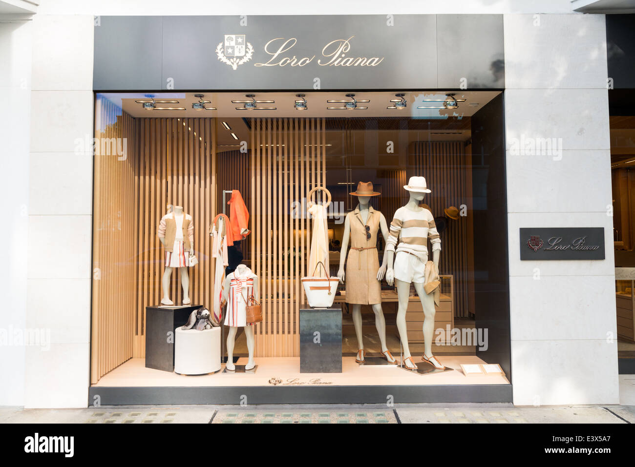 Loro Piana shop window display su Sloane Street Londra Regno Unito Foto stock Alamy