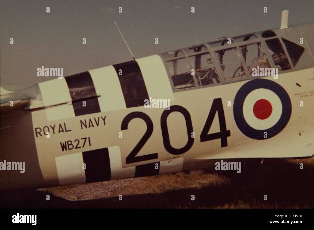 Il Fairey AS-6, identificato dal numero di registrazione MK-J, era un velivolo da ricognizione e antisommergibile britannico utilizzato durante le prime fasi della seconda guerra mondiale. Questo velivolo svolse un ruolo importante nelle missioni di pattuglia marittima, contribuendo allo sforzo bellico alleato. La collezione SDASM ospita una significativa storia dell'aviazione, tra cui il ruolo operativo del Fairey AS-6 negli anni '1940 Foto Stock