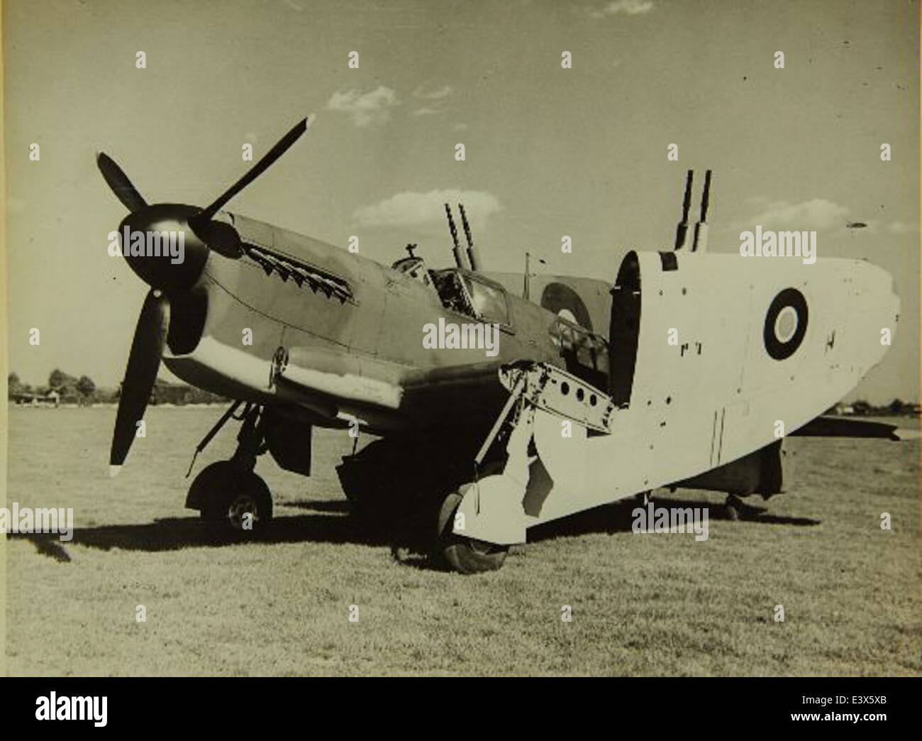I Fairey AS-6, MK-J e MK 82, presenti nella collezione SDASM, erano aerei britannici utilizzati durante la metà del XX secolo. Il Fairey AS-6 era un aereo da ricognizione, mentre i modelli MK-J e MK 82 svolgevano vari ruoli sia nell'aviazione militare che civile, giocando un ruolo chiave negli sviluppi dell'aviazione post-bellica. Foto Stock