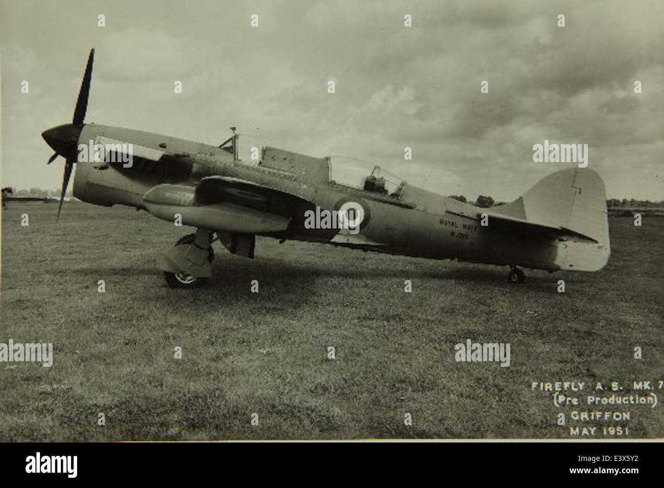 Il Fairey AS-6 è un aereo anfibio britannico progettato per la guerra antisommergibile. Questo modello, MK-J, era equipaggiato con la bomba MK 81, che fu utilizzata per operazioni anti-sommergibile, evidenziando il suo ruolo nell'aviazione navale durante la metà del XX secolo. Foto Stock