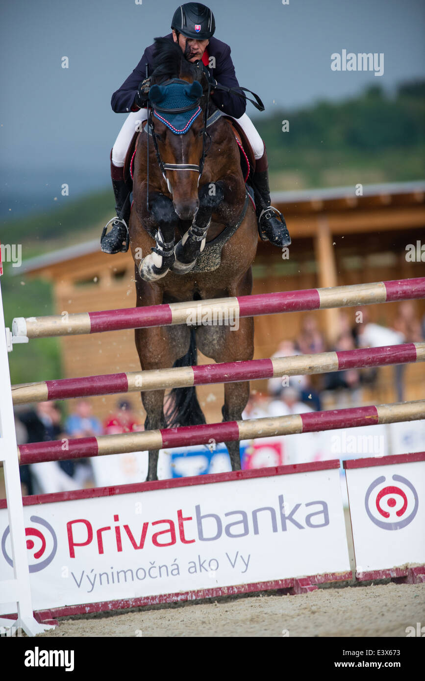 Frantisek Pal su cavallo Salvatore Von Weich salta ostacolo su Rozalka Cup 2014 il 29 luglio 2014 in Pezinok, Slovacchia Foto Stock