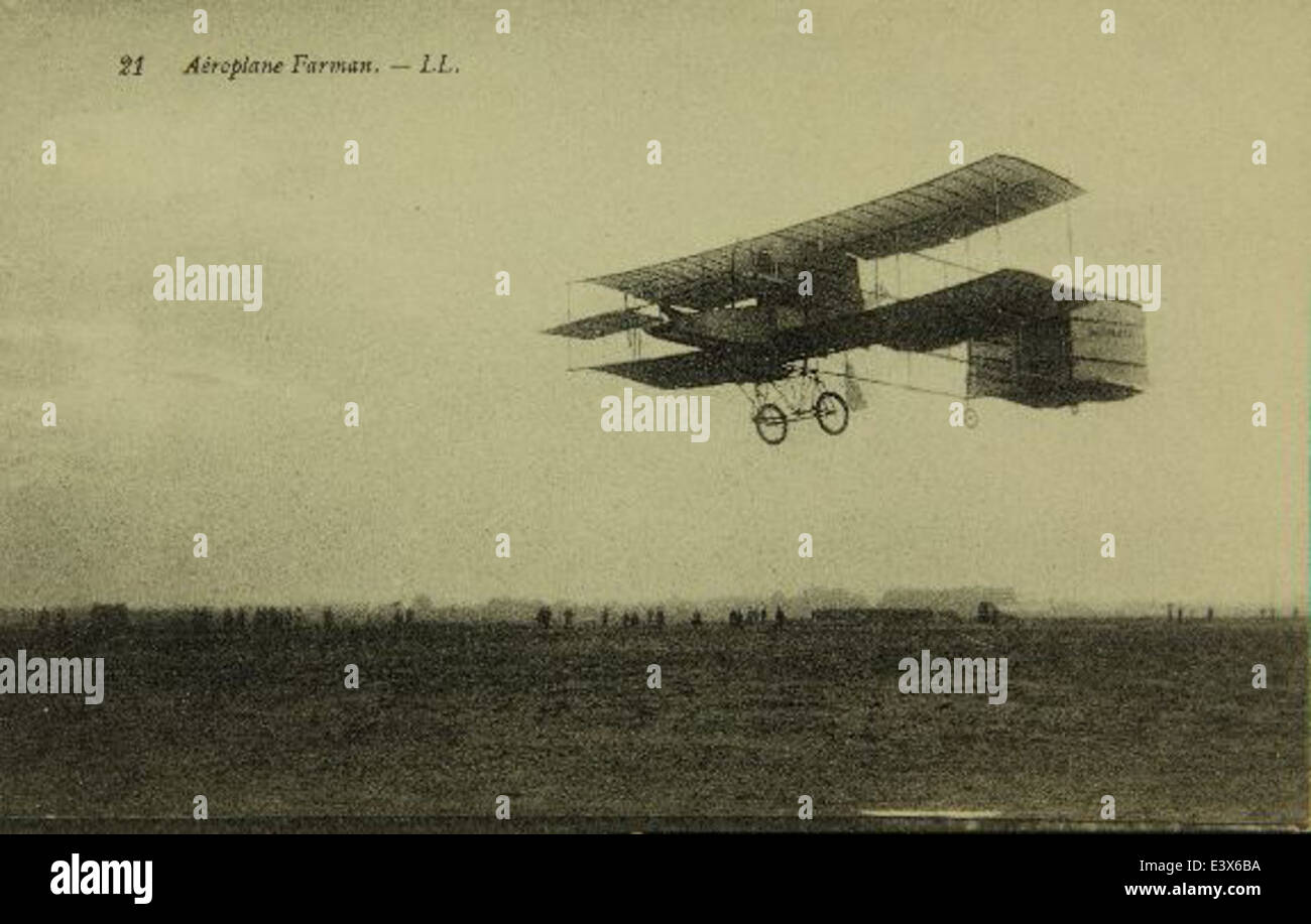 Il Farman 12 era un biplano francese prodotto all'inizio del XX secolo. Questa foto del San Diego Air and Space Museum mette in evidenza il ruolo dell'aeromobile nella prima aviazione, dimostrando gli sviluppi chiave nella progettazione e nelle prestazioni dell'aeromobile. Foto Stock