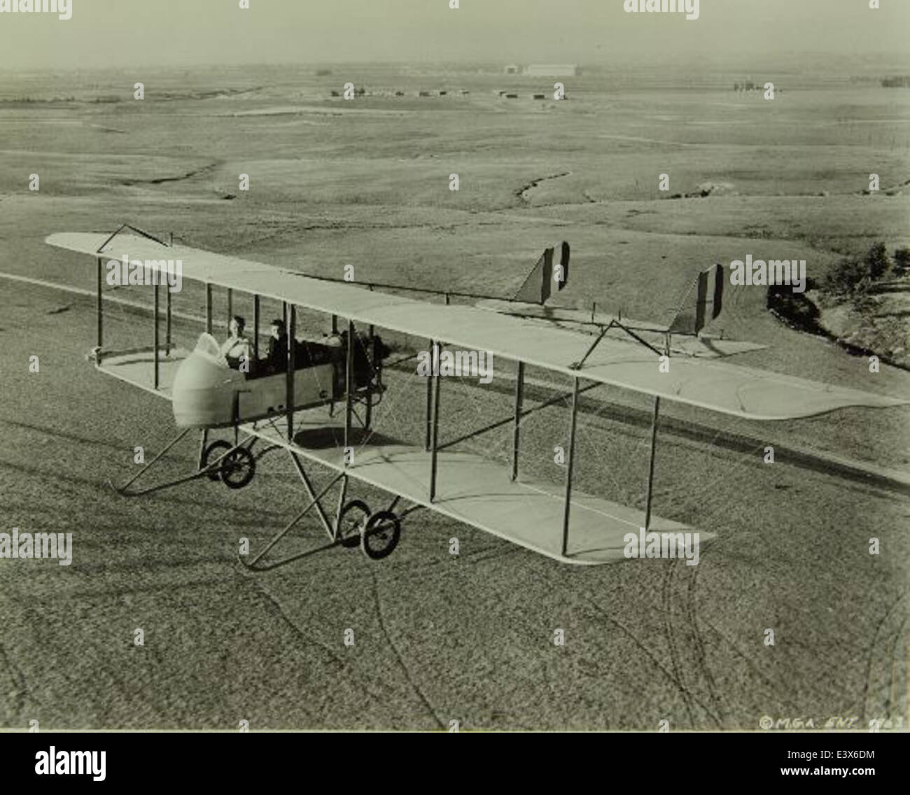 Il Farman MF.11, costruito dall'aviatore francese Henry Farman nel 1909, era un biplano pionieristico. È stato uno dei primi aerei utilizzati per voli a lunga distanza e ha segnato un passo significativo nello sviluppo dell'aviazione iniziale, con un motore spintore. Foto Stock