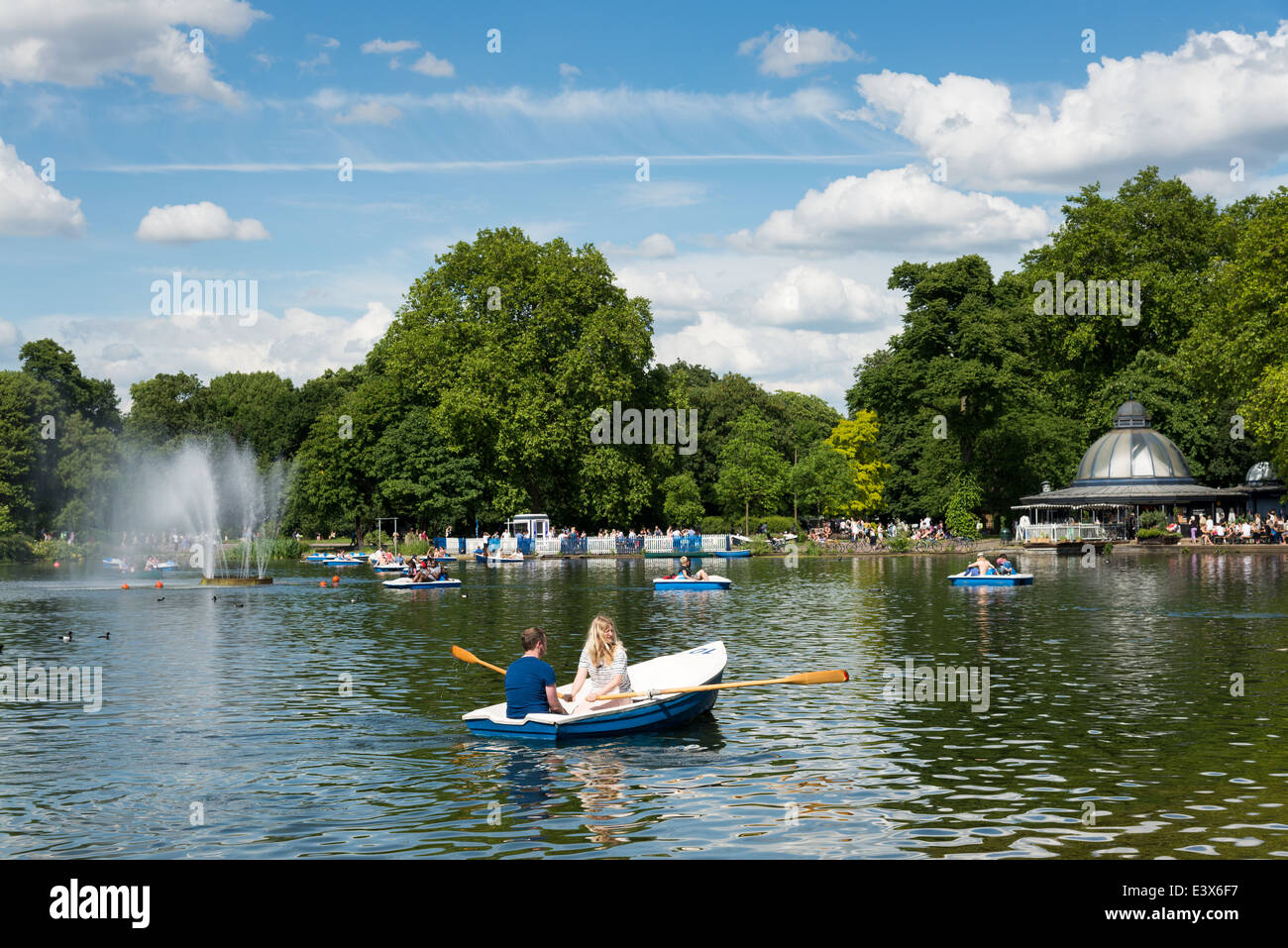 L'ovest del lago in barca nel Parco Victoria, Hackney, Londra, Inghilterra, Regno Unito Foto Stock