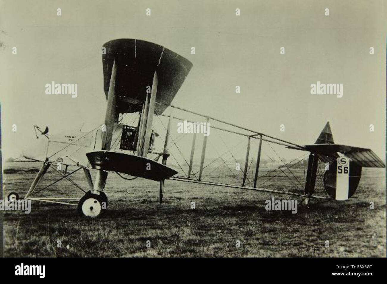 Il Royal Aircraft Factory FE2b, un biplano britannico, fu uno dei combattenti di maggior successo della prima guerra mondiale. Giocò un ruolo cruciale nella difesa dei cieli sul fronte occidentale ed era noto per la sua stabilità e le armi efficaci durante il conflitto. Foto Stock