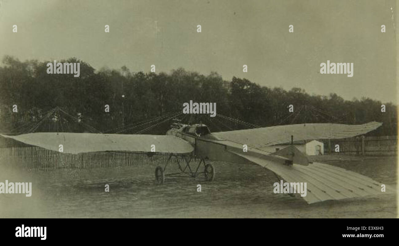Il D.F.W. Stahltaube, o 'Steel dove', fu un pioniere aereo tedesco sviluppato dalla Deutsche Flugzeugwerke all'inizio del XX secolo. È riconosciuto per il suo design distintivo e il contributo all'aviazione precoce, in particolare durante la prima guerra mondiale. Questo aereo fa parte della collezione del San Diego Air and Space Museum. Foto Stock