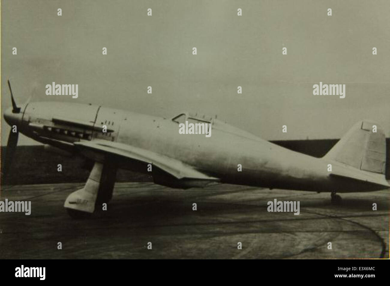 Questa immagine raffigura il Fiat G-55, un caccia italiano utilizzato durante la seconda guerra mondiale. Il G-55 era uno dei velivoli dell'asse più avanzati, noto per le sue prestazioni e manovrabilità in combattimento. Foto Stock