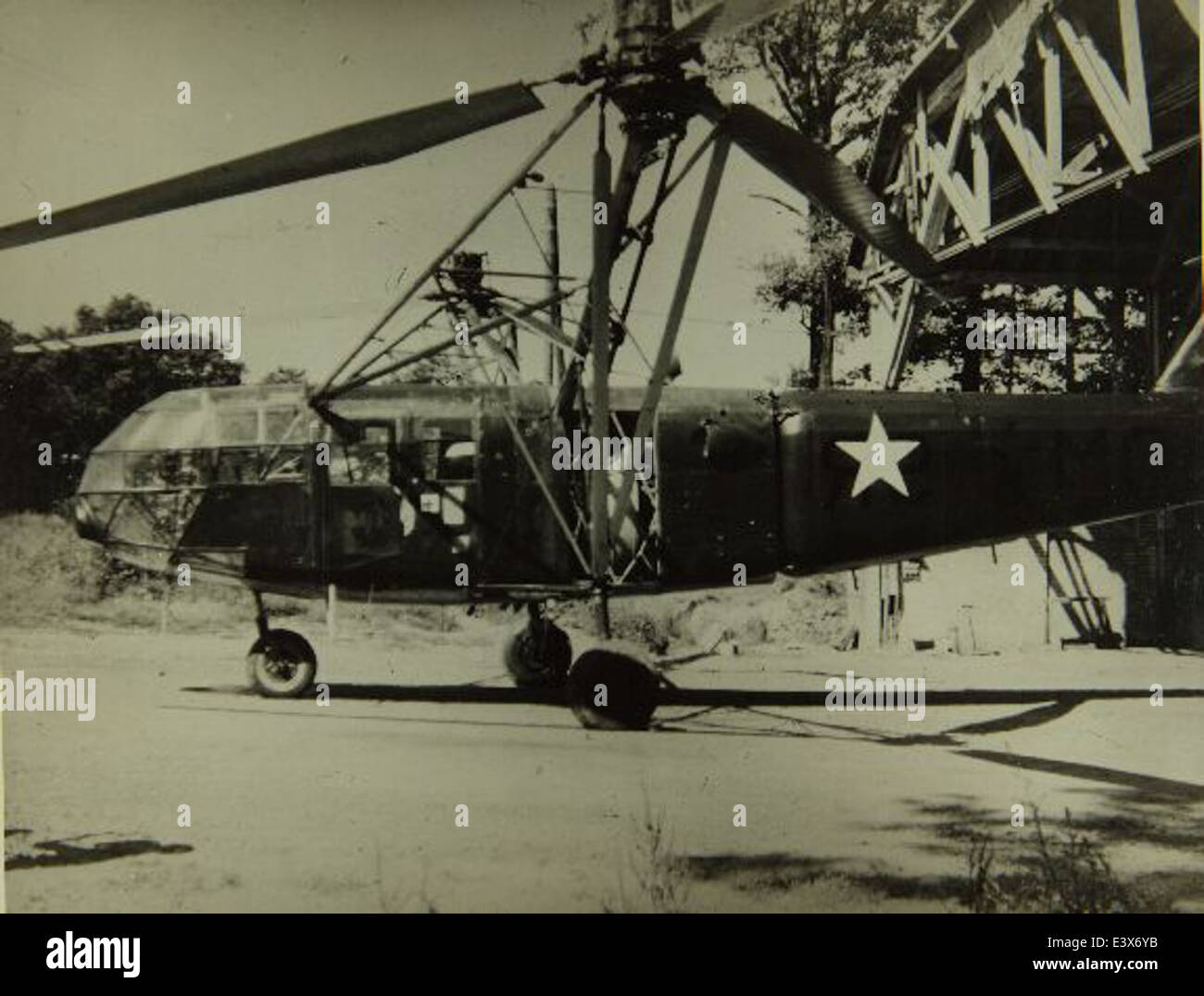 Il Focke Achgelis fa-223 era un elicottero tedesco sviluppato durante la seconda guerra mondiale, noto per il suo design unico a doppio rotore, fu uno dei primi aerei ad ali rotanti di successo ad essere impiegato in combattimento. Foto Stock
