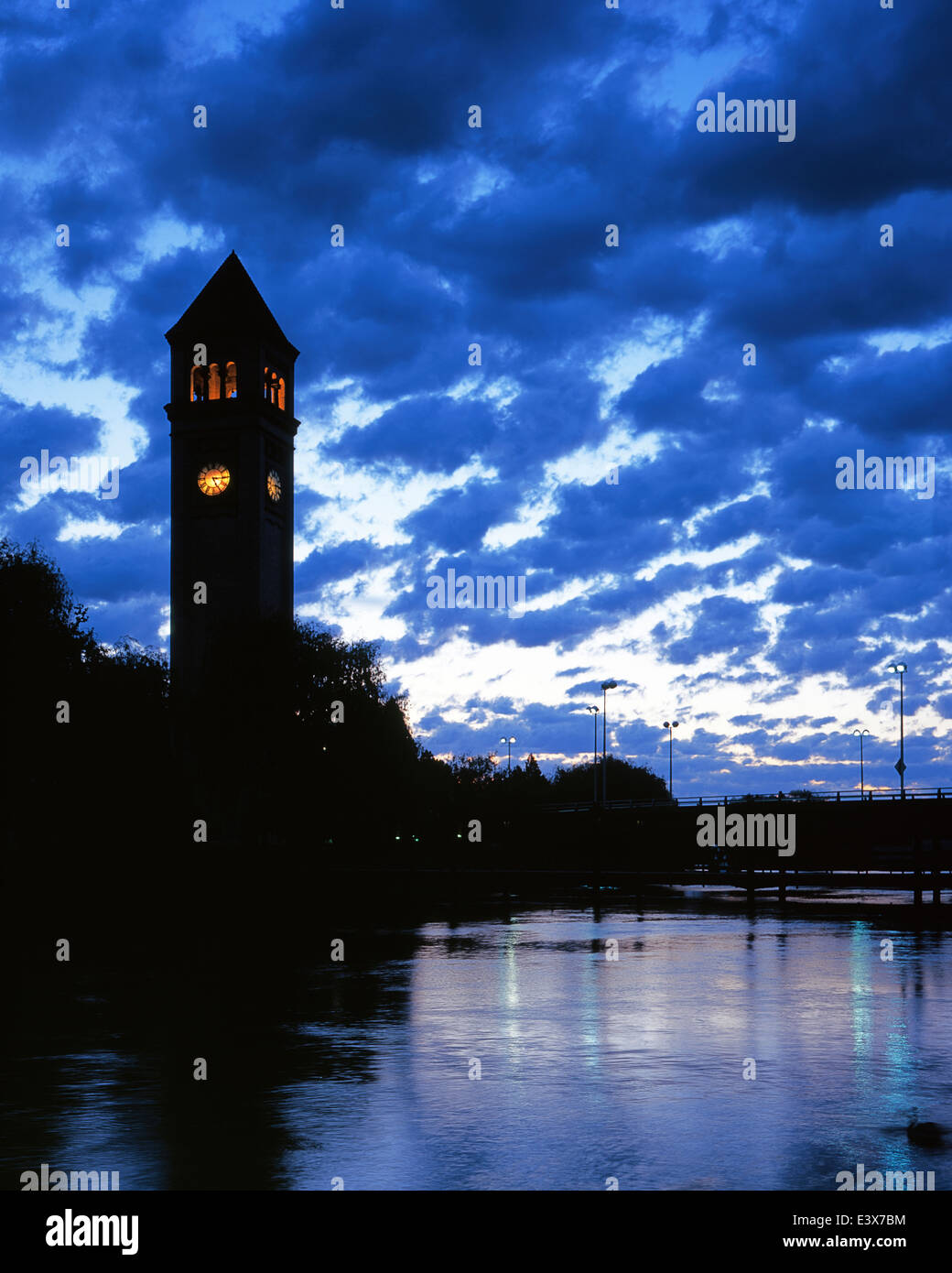 Stati Uniti d'America, Washington, Spokane, Fiume Spokane e Torre dell Orologio all'alba Foto Stock