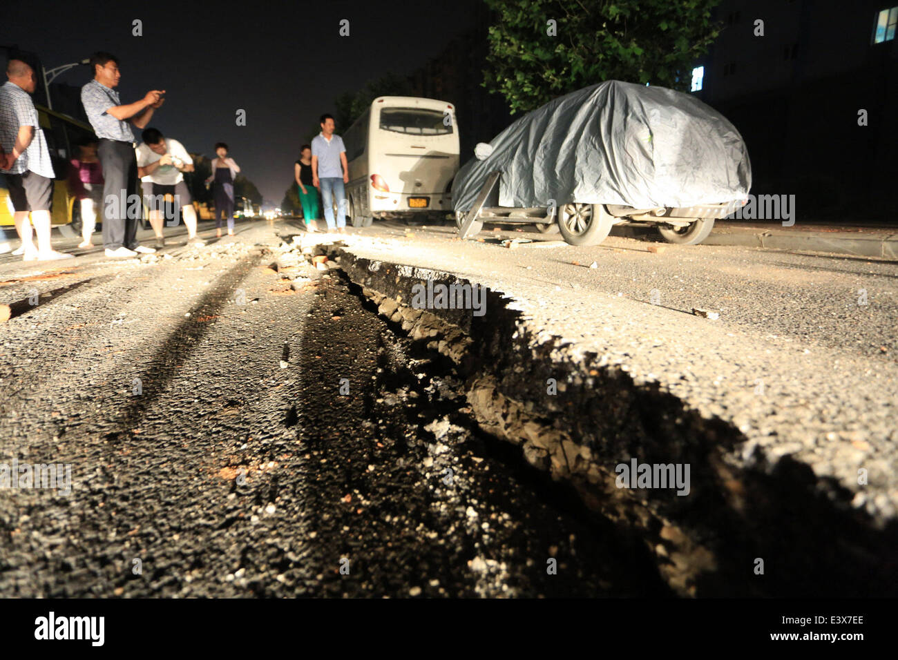 Dalian, Cina. Il 1 luglio 2014. Le incrinature sono visto in strada dopo un petrolio greggio fuoriuscito da una pipeline di PetroChina, il paese più grande produttrice di petrolio e di gas, ha causato un immenso incendio a Dalian, una città costiera nel nord-est della Cina di Provincia di Liaoning. L oleodotto vicino al Dalian University di Jinzhou nuovo quartiere è stato danneggiato e l'olio perso a causa dell'operazione di foratura di una costruzione locale società di ingegneria di lunedì sera. Il versamento è volato in acque reflue urbane rete di condotte e incendio scoppiato all'uscita di tubazioni in ambito urbano. I residenti nelle vicinanze sono stati evacuati e credito: Xinhua/Alamy Live ne Foto Stock