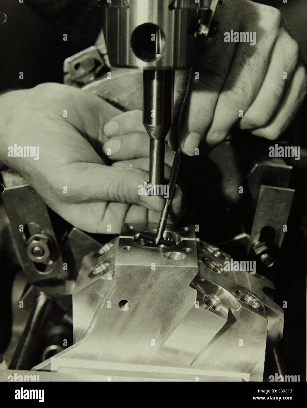 Fotografia dello stabilimento Convair/General Dynamics, un'importante fabbrica aerospaziale, che espone tecnologie aeronautiche e aerospaziali, evidenziando il contributo di queste aziende alla storia dell'aviazione. Foto Stock