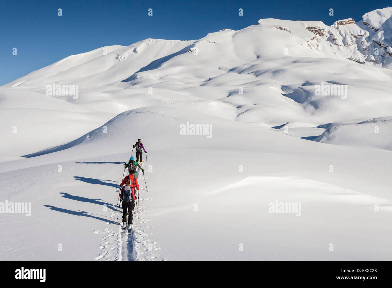 Sci alpinismo in salita al Seekofel nel Fanes-Senes-Praga nelle Dolomiti, nella parte posteriore destra del Seekofel Foto Stock