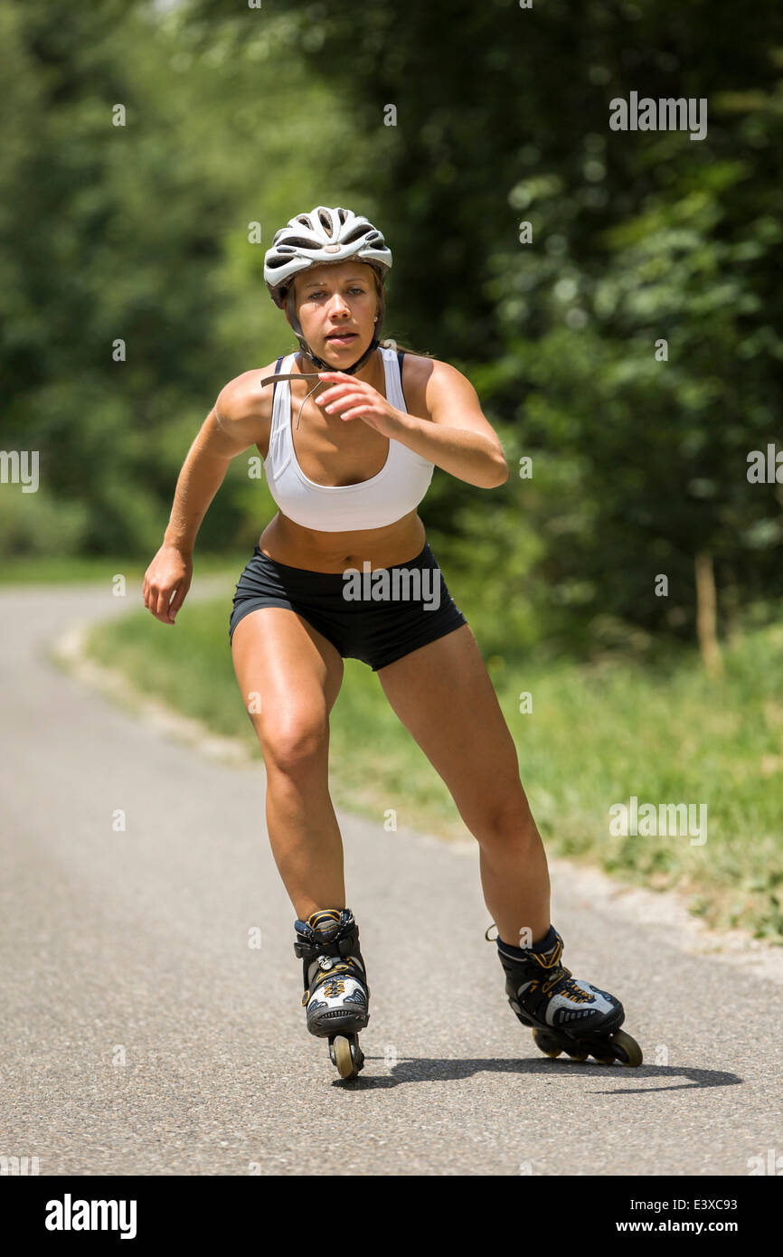 Giovane donna, 19 anni, pattinaggio in linea, country road, Schurwald, Baden-Württemberg, Germania Foto Stock