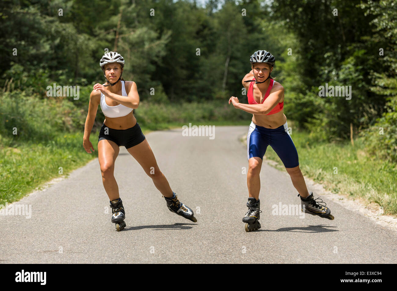 Le giovani donne, 19 anni, pattinaggio in linea country road, Schurwald, Baden-Württemberg, Germania Foto Stock