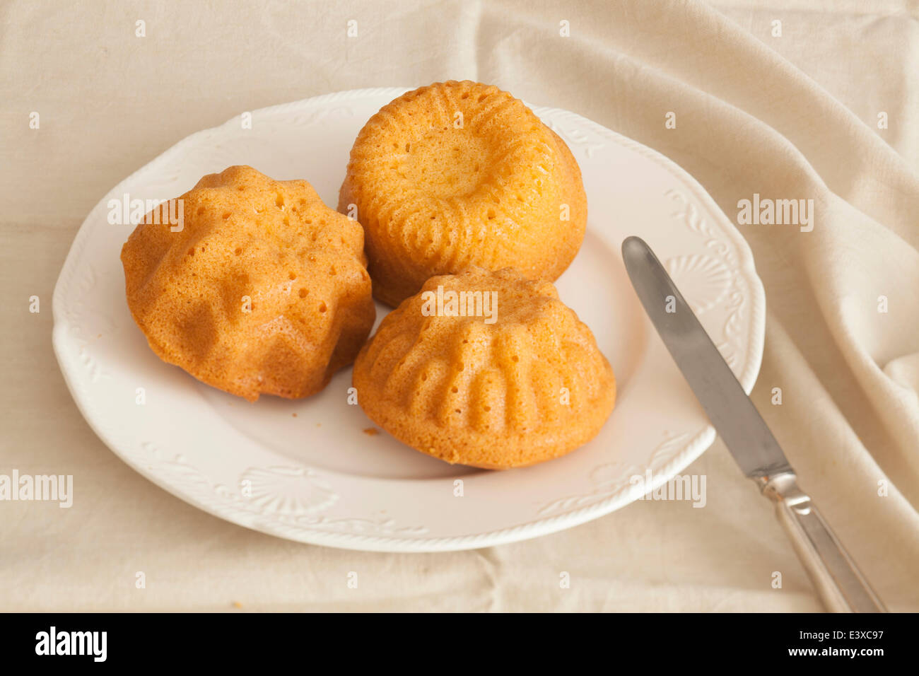 Tre elementi di polenta di farina di mais cotta in ramekins Foto Stock