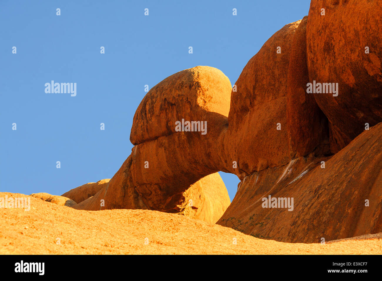 Formazione di roccia del ponte di luce della sera, rock arch, Arco Naturale, Pontok montagne, Spitzkoppe Grande Riserva Naturale, Namibia Foto Stock