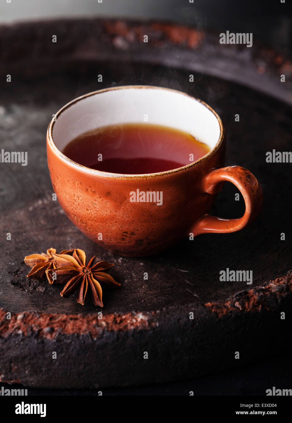 Il tè caldo con spezie su sfondo scuro Foto Stock
