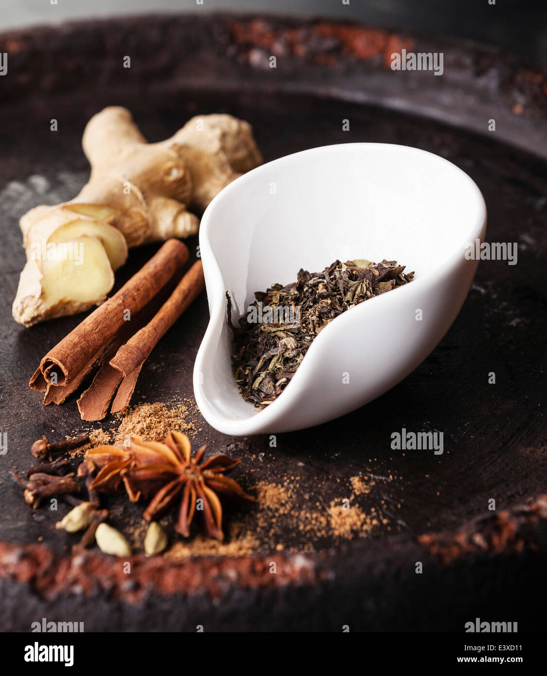 Ingredienti per Indian masala tea su sfondo scuro Foto Stock