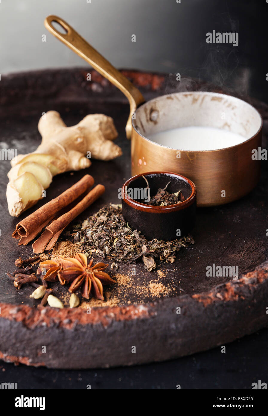 Ingredienti per Indian masala tea su sfondo scuro Foto Stock