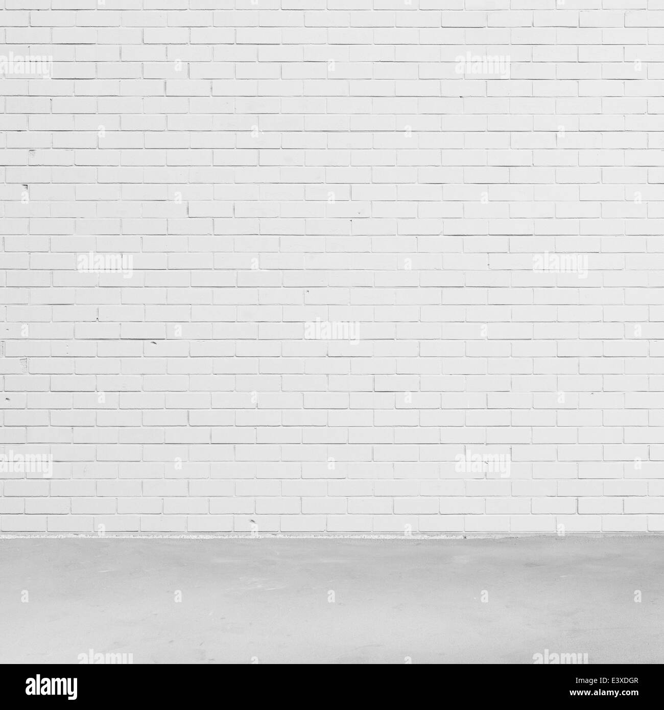 Vuoto bianco parete in mattoni e pavimento di cemento. Foto Stock