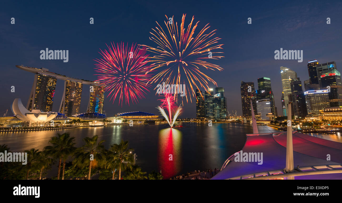 Fuochi d'artificio su Marina Bay a Singapore per concludere le prove della giornata nazionale cerimonia che si svolgerà il 9 agosto Foto Stock