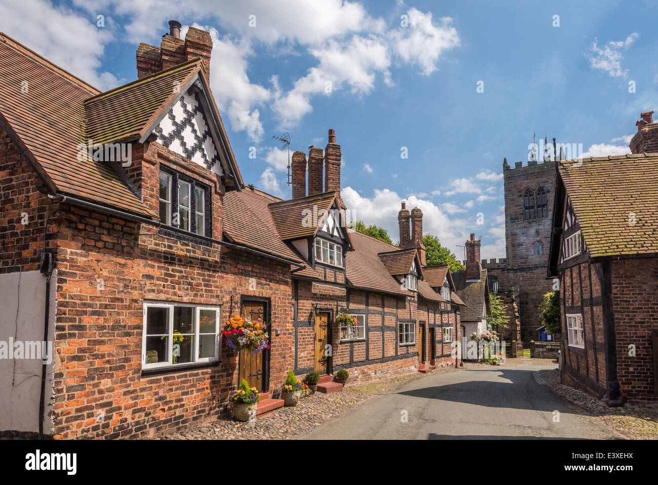 Il grazioso paese di grande Budworth vicino a Warrington, Cheshire, Nord Ovest Inghilterra. Church Street. Foto Stock