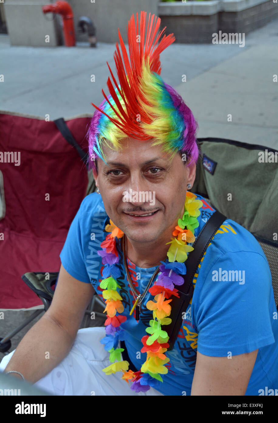 Ritratto di un uomo con un arcobaleno mohawk parrucca sul Gay Pride Parade rotta in New York City. Foto Stock