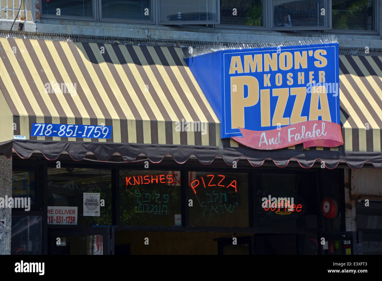 Un segno per Amnon Kosher della pizza nel Parco Broro Brooklyn, New York, un religioso quartiere ebraico Foto Stock