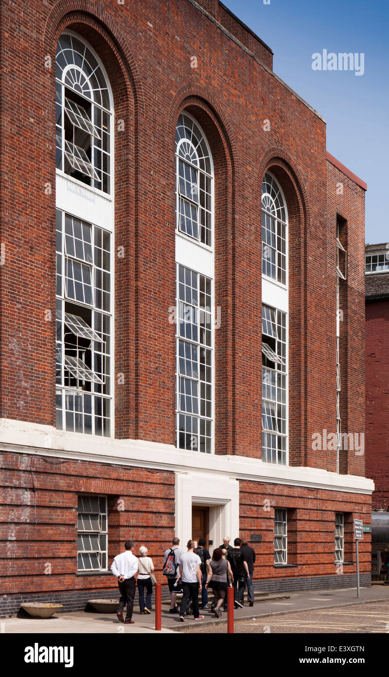 Regno Unito Inghilterra, Suffolk, Bury St Edmunds, giro il gruppo inserendo la Greene King birreria Foto Stock