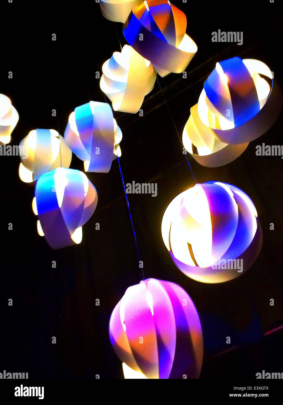 Luci di carta incandescente sulla parete - Immagine stock catturata con smartphone